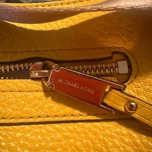 Small cross body Michael kors in great shape